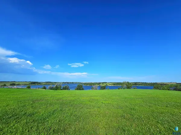 26165 W Sunset Ct W, Canistota, SD 57012