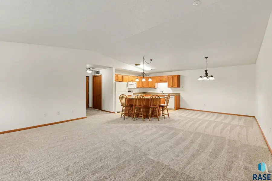 3300 W Miles Pl, Sioux Falls, SD 57108 - #3