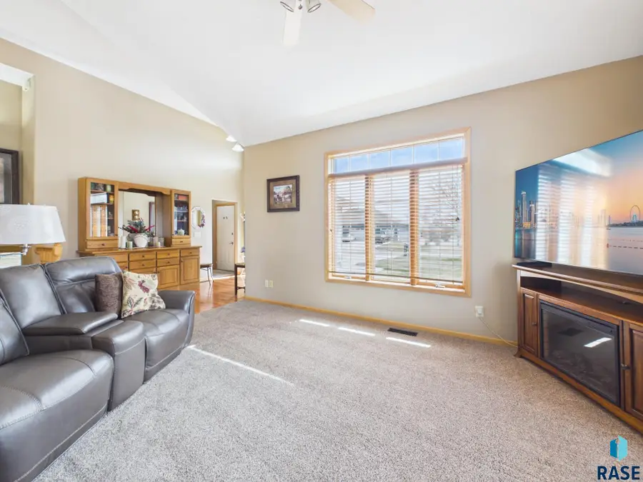 606 Par Tee Dr, Hartford, SD 57033 - #3