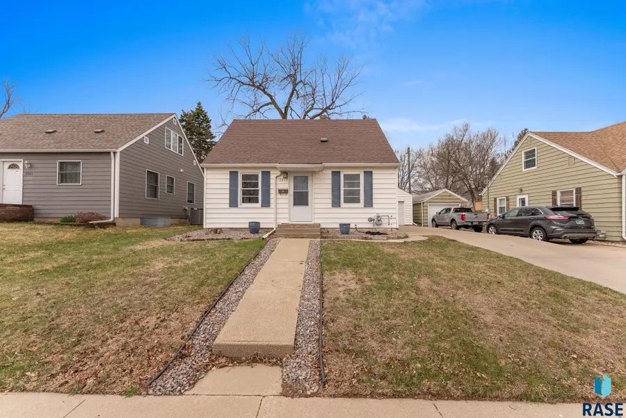 2217 S Hawthorne Ave, Sioux Falls, SD 57105 - #2