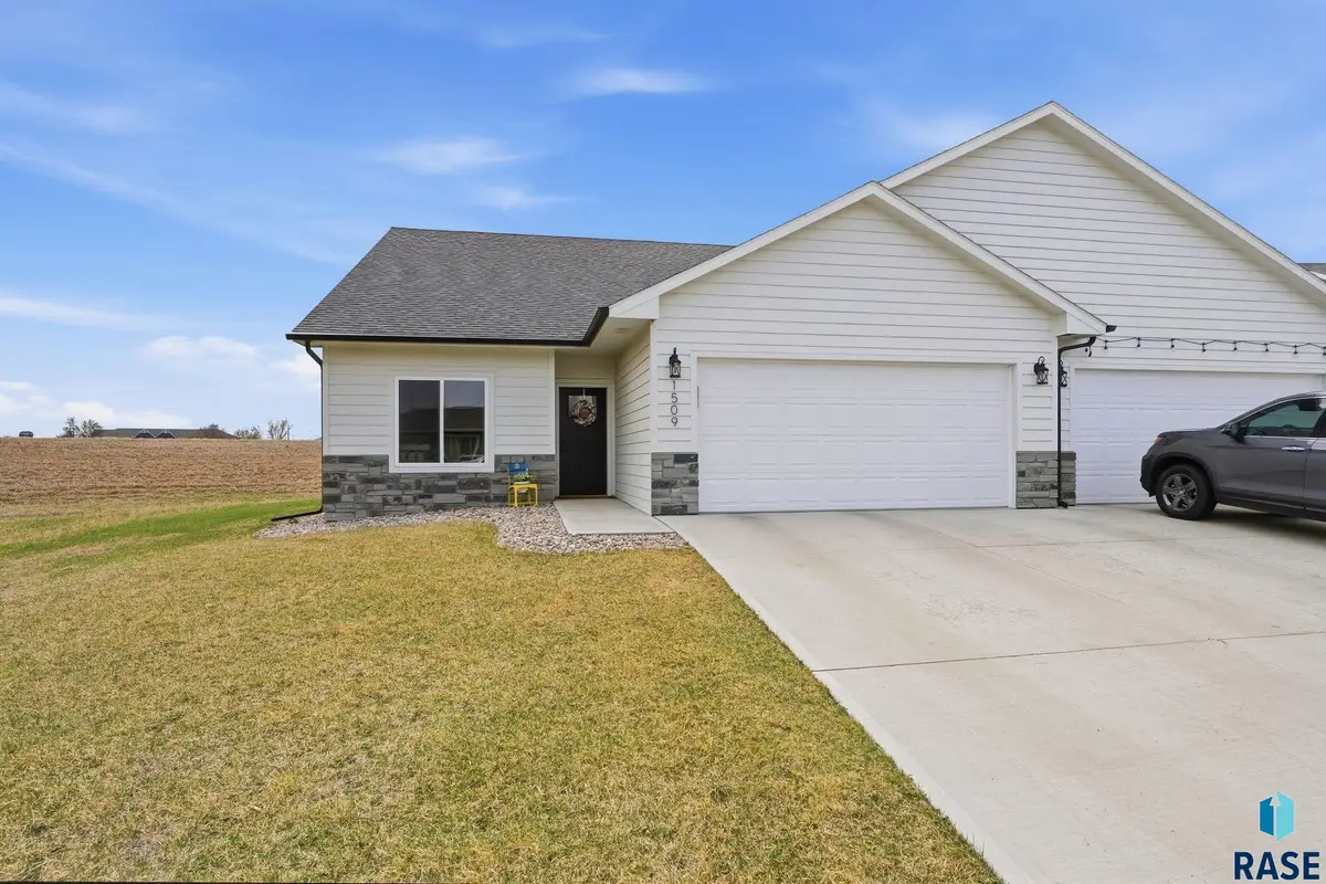 1509 S Ebenezer Ave, Sioux Falls, SD 57106 - #1