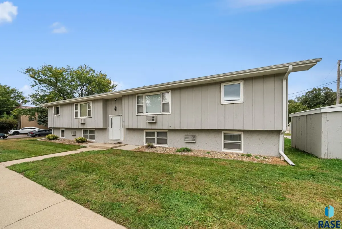 615 W Bennett St, Sioux Falls, SD 57104 - #1