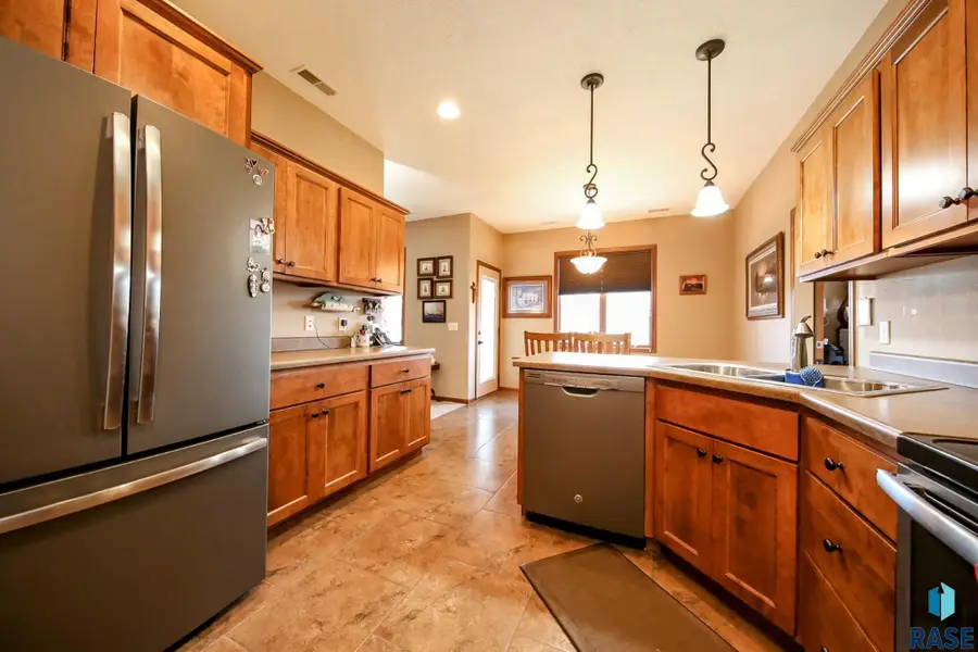 4501 E Kearney Pl, Sioux Falls, SD 57110 - #2