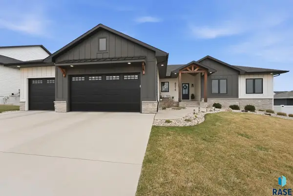 8216 E Ladyslipper Cir, Sioux Falls, SD 57110