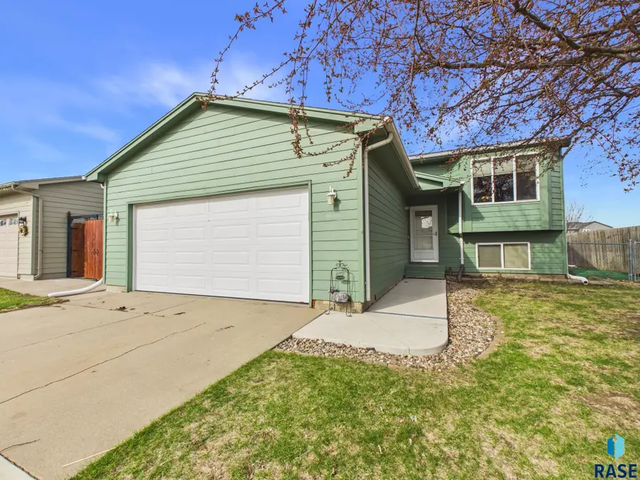 821 S Tanglewood Ave, Sioux Falls, SD 57106 - #2