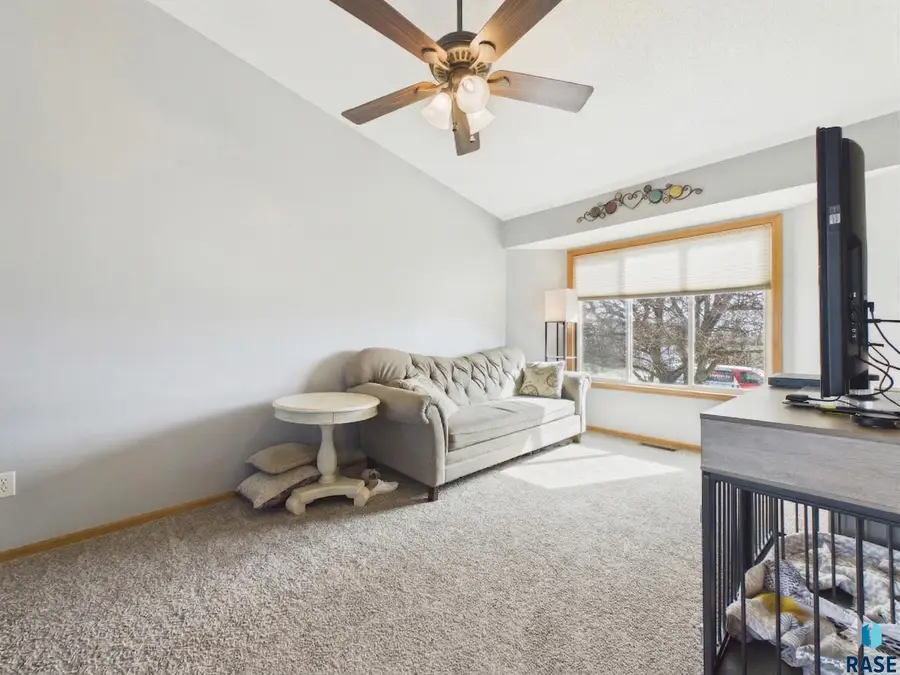 821 S Tanglewood Ave, Sioux Falls, SD 57106 - #3