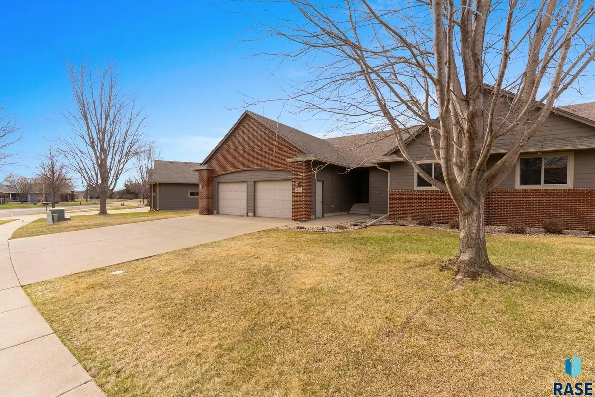 7209 W Stoney Creek St, Sioux Falls, SD 57106 - #1
