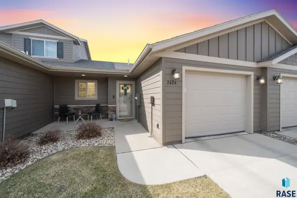 2424 E Meadowside Pl, Sioux Falls, SD 57108