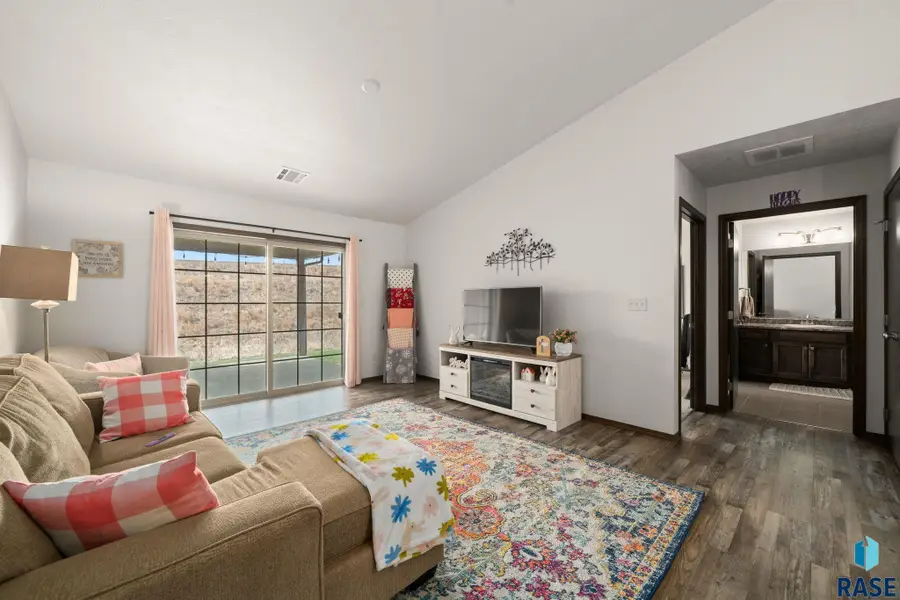 2424 E Meadowside Pl, Sioux Falls, SD 57108 - #2