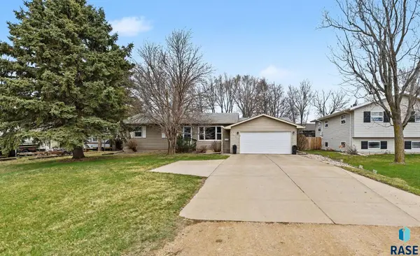 1402 NE 3rd St, Madison, SD 57042