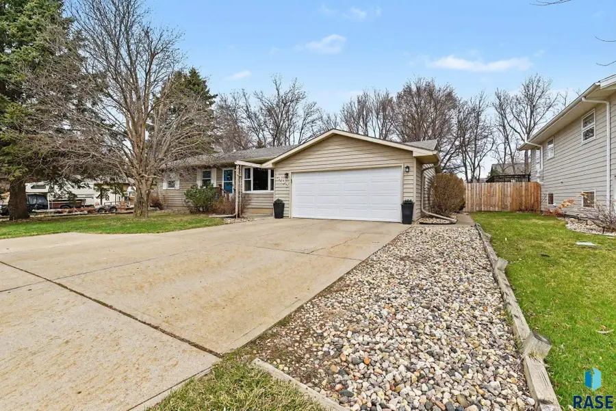 1402 NE 3rd St, Madison, SD 57042 - #2
