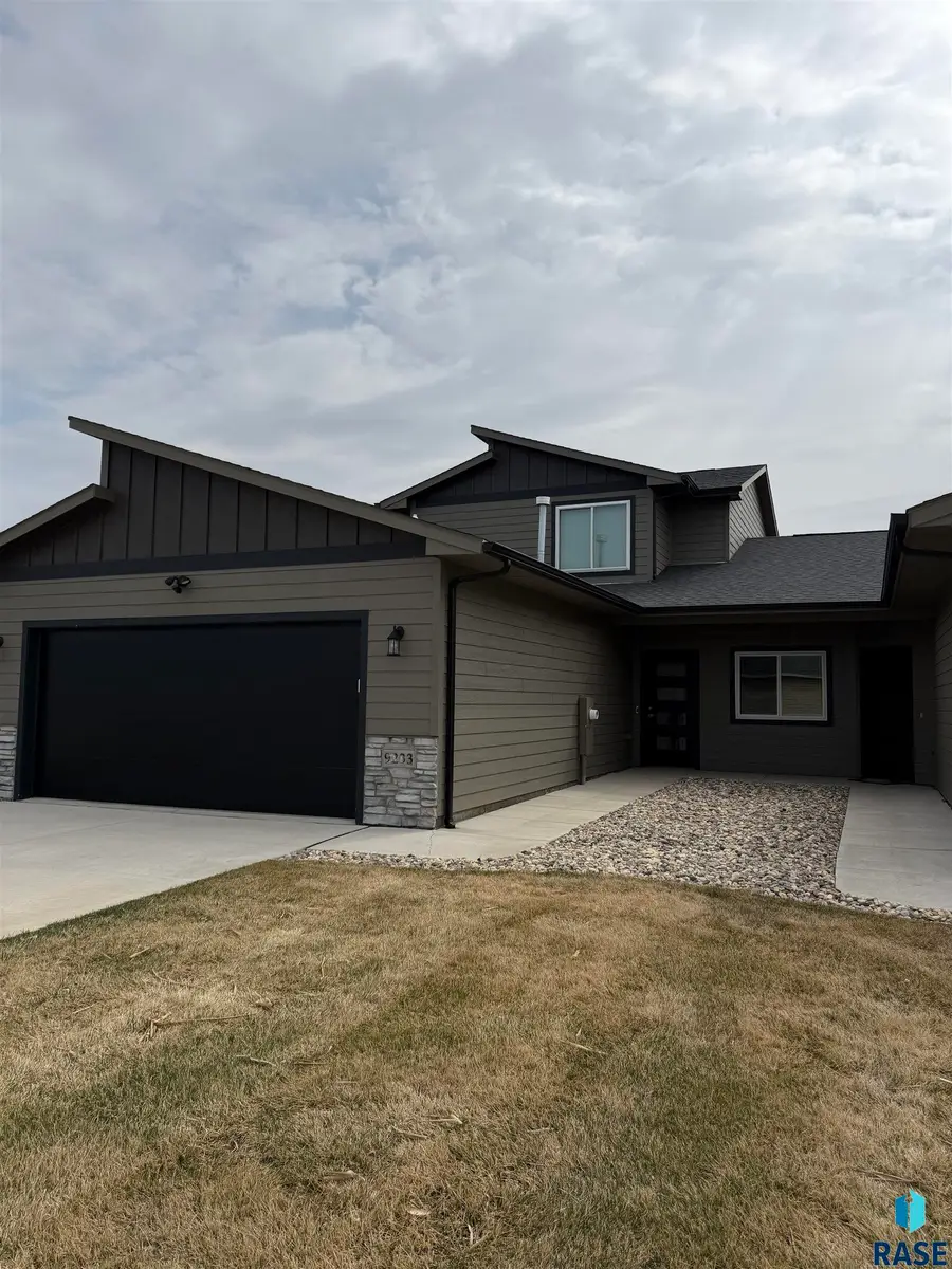 9233 W Laverne Wipf St, Sioux Falls, SD 57106 - #2