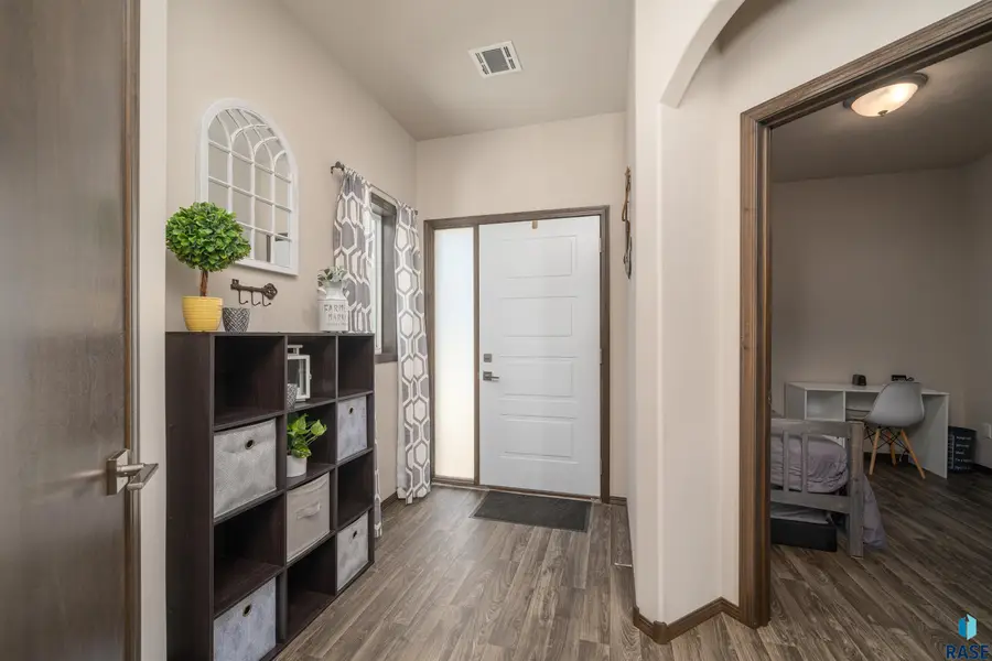 4500 E Leubecher Pl, Sioux Falls, SD 57108 - #2