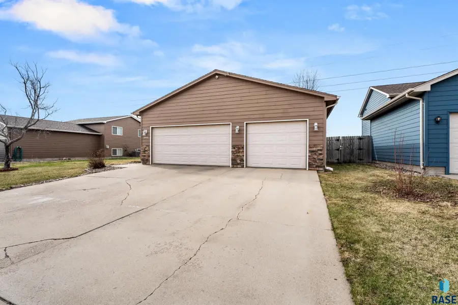 3905 W 93rd St, Sioux Falls, SD 57108 - #3