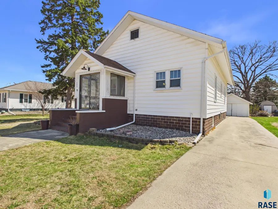 209 W 3rd Ave, Lennox, SD 57039 - #2