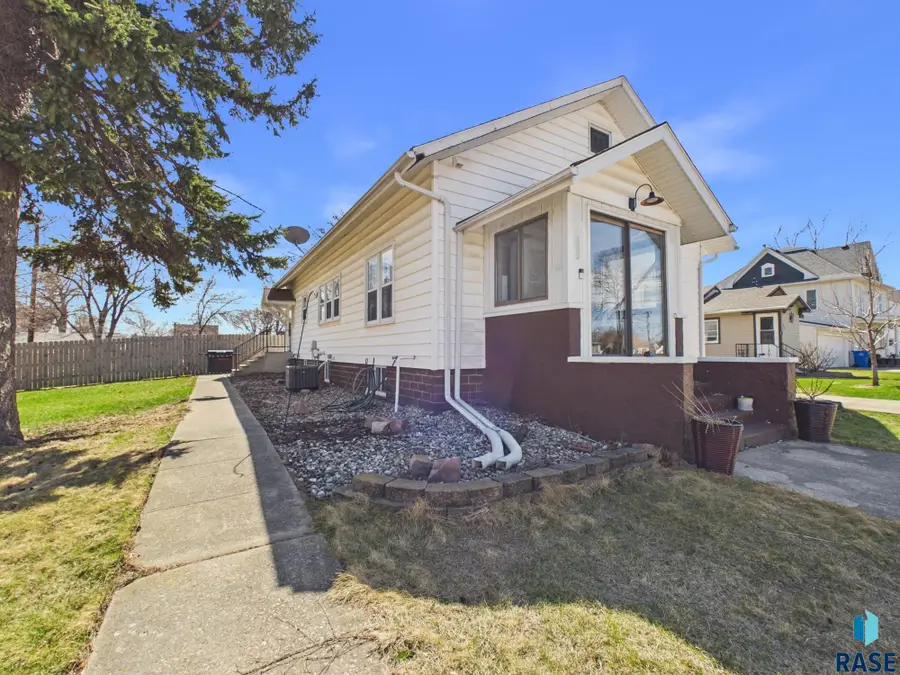 209 W 3rd Ave, Lennox, SD 57039 - #3