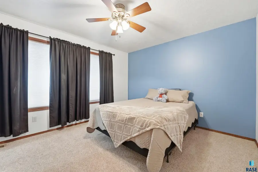 1212 N Pekin Pl, Sioux Falls, SD 57107 - #2