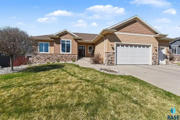 2108 S Silverpine Ct, Sioux Falls, SD 57110