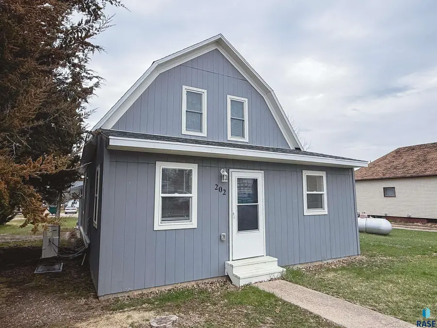 202 5th St Ne, Wessington Springs, SD 57382 - #3