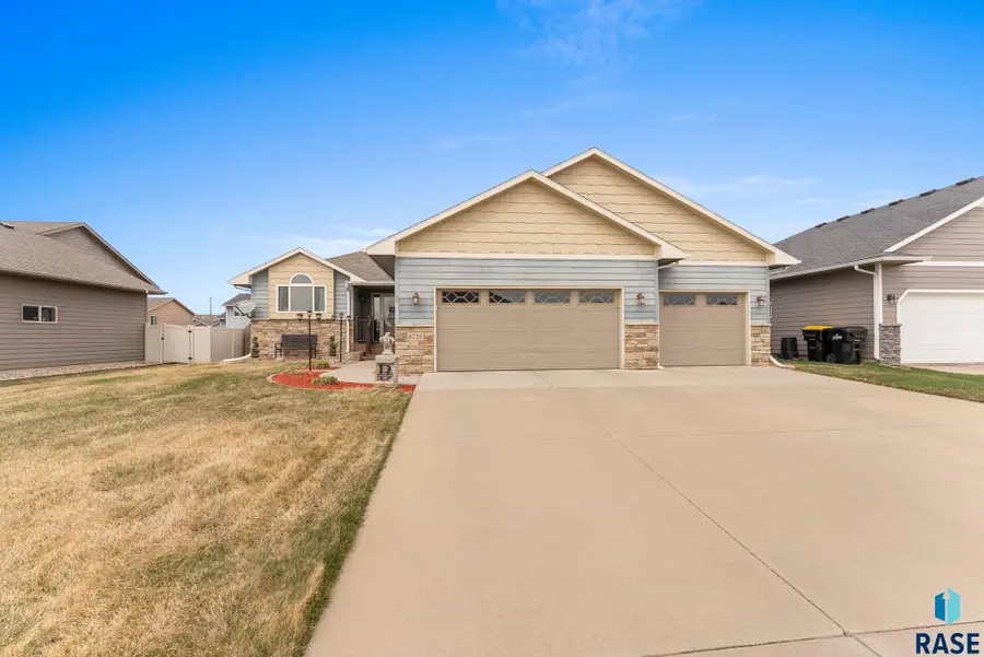 6726 E 43rd St, Sioux Falls, SD 57110 - #2