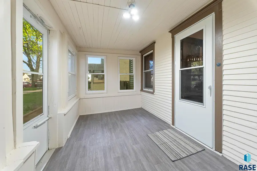 1530 W 10th St, Sioux Falls, SD 57104 - #3