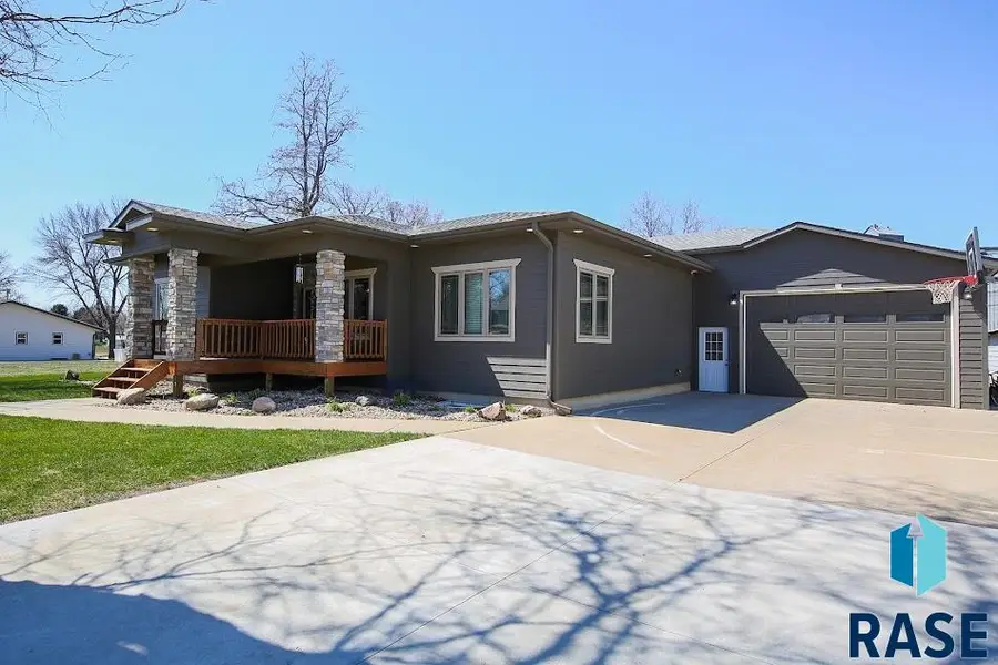 105 N Nora St, Viborg, SD 57070 - #3