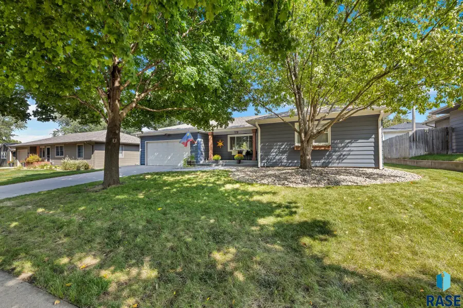 2412 S 5th Ave, Sioux Falls, SD 57105 - #2