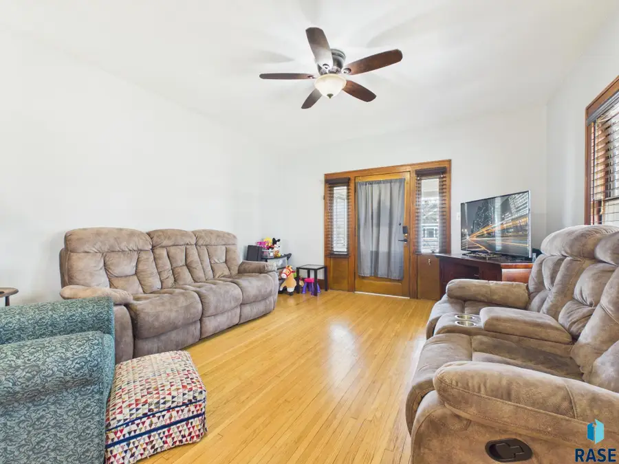 209 W 3rd Ave, Lennox, SD 57039 - #2