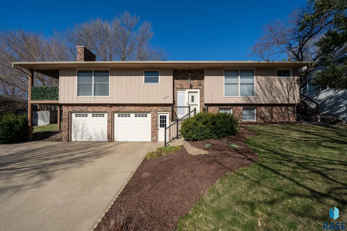 2609 S Sherman Ave, Sioux Falls, SD 57105 - #1
