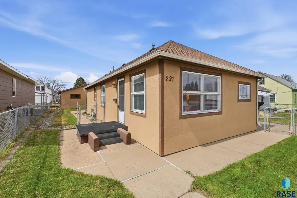 821 N Cliff Ave, Sioux Falls, SD 57103 - #1