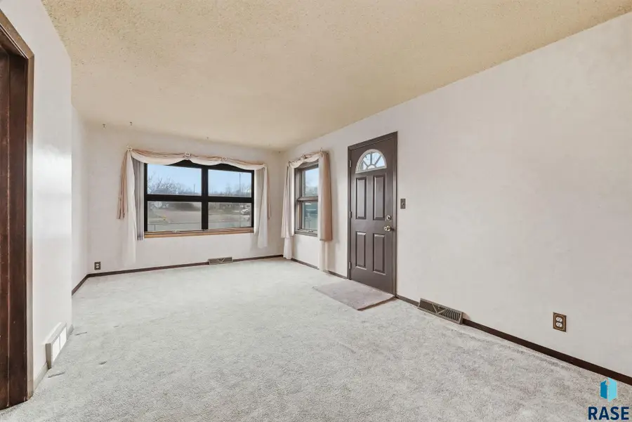 821 N Cliff Ave, Sioux Falls, SD 57103 - #2