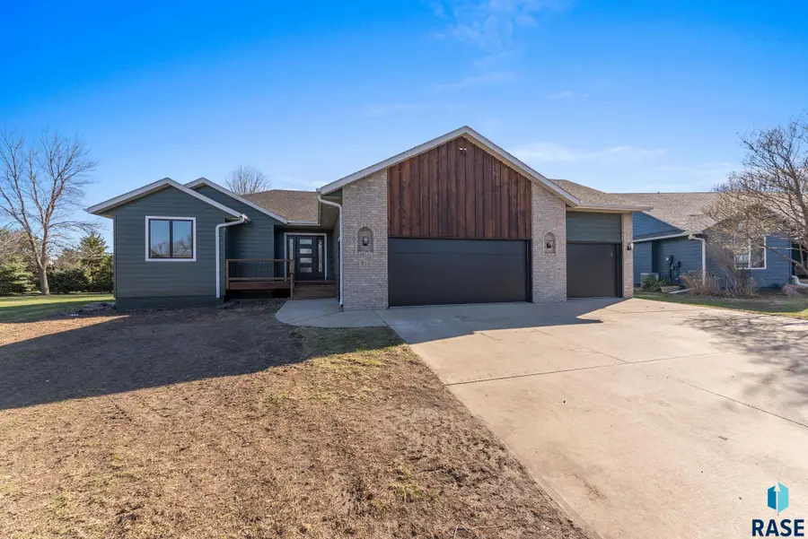813 E Heatherwood Dr, Brandon, SD 57005 - #2