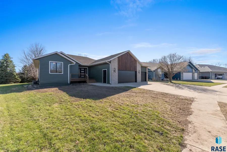 813 E Heatherwood Dr, Brandon, SD 57005 - #3