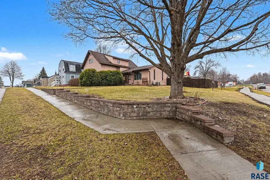 323 N Catherine Ave, Madison, SD 57042 - #2