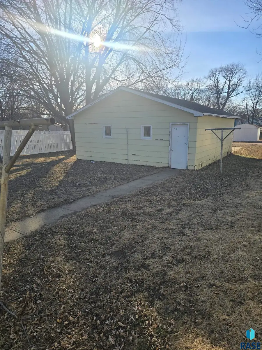 403 S 2nd St, Beresford, SD 57004 - #3