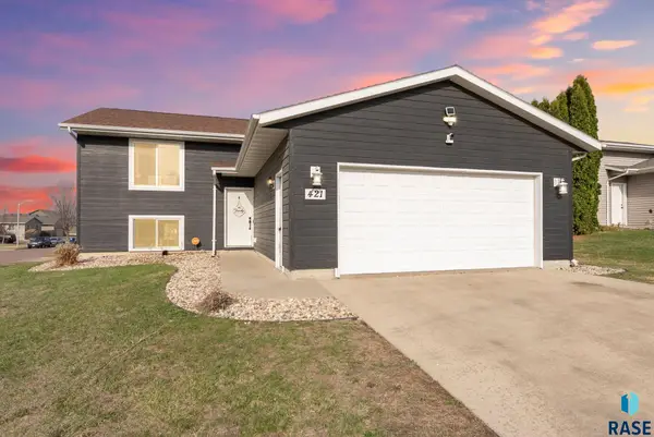 421 N Cockatiel Ave, Sioux Falls, SD 57107