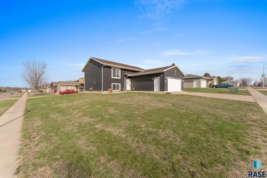 421 N Cockatiel Ave, Sioux Falls, SD 57107 - #2