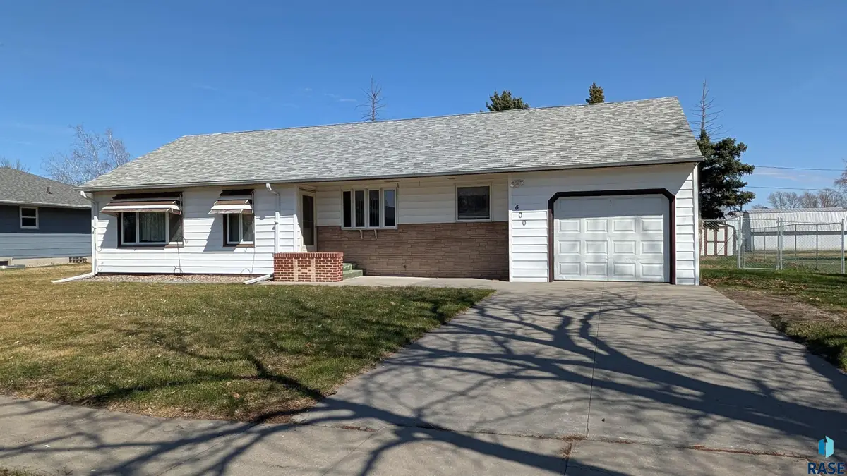 400 N Ben St, Parkston, SD 57366 - #1