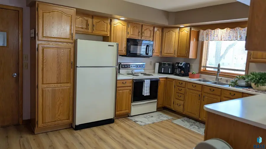 400 N Ben St, Parkston, SD 57366 - #3