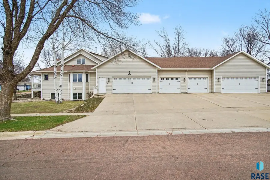 220 S Lincoln St, Lennox, SD 57039 - #2