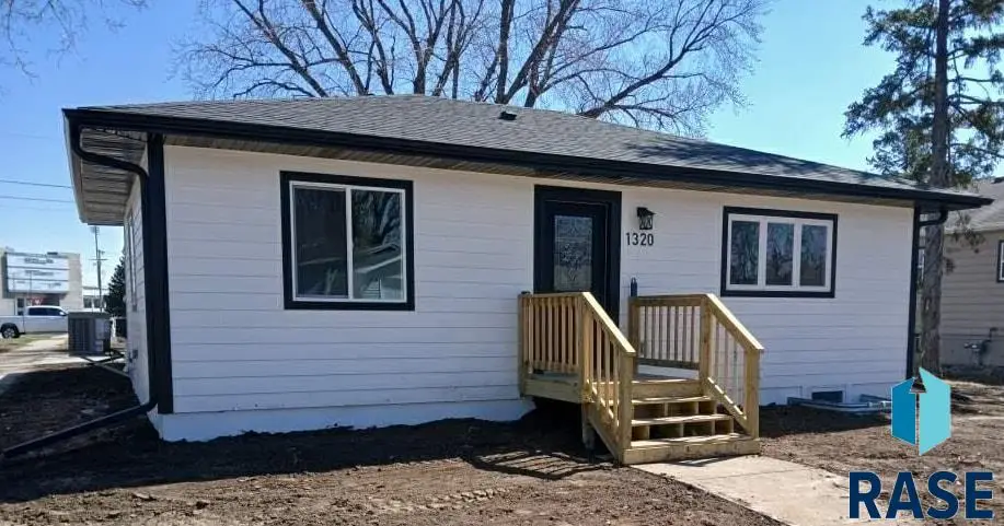 1320 N Lincoln Ave, Sioux Falls, SD 57104 - #1