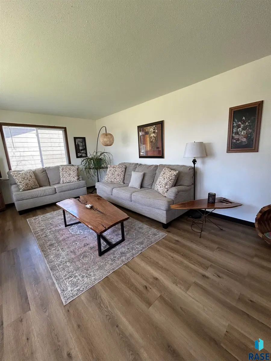 1006 S Dewald St, Freeman, SD 57029 - #2