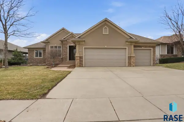 8129 S Grass Creek Dr, Sioux Falls, SD 57108