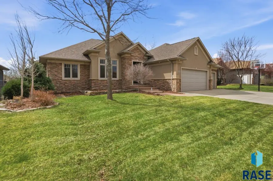 8129 S Grass Creek Dr, Sioux Falls, SD 57108 - #2