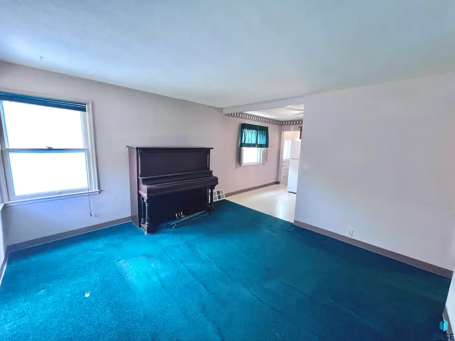 1209 S Gary Dr, Sioux Falls, SD 57103 - #2