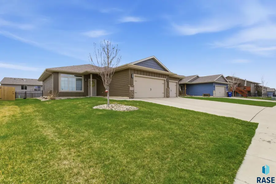 2809 S Keyrell Dr, Sioux Falls, SD 57106 - #2