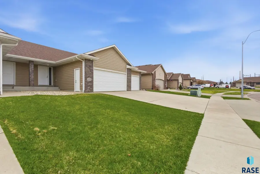 5918 S Mandy Ave, Sioux Falls, SD 57106 - #2