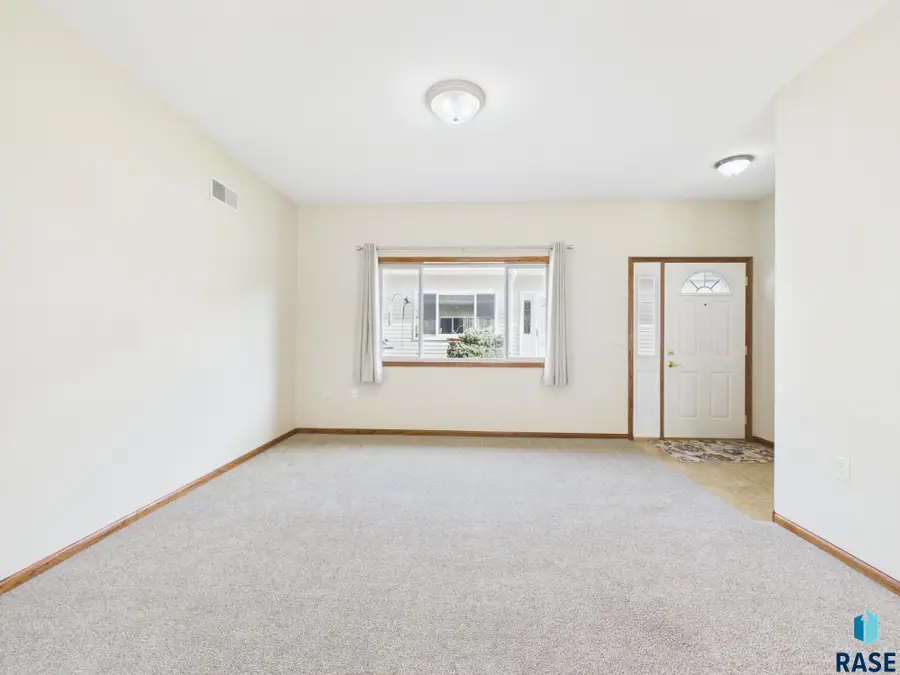 4552 E 49th St, Sioux Falls, SD 57110 - #3