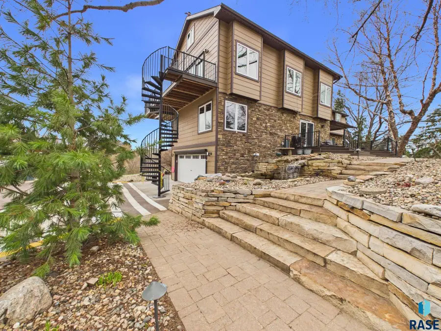 1305 S Barbara Cir, Sioux Falls, SD 57110 - #2