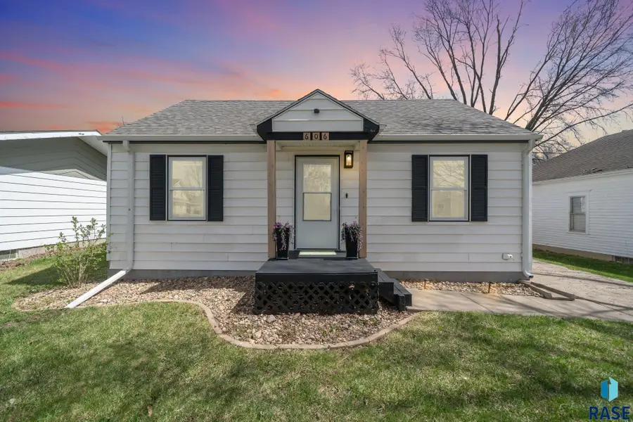 606 S 3rd St, Beresford, SD 57004 - #3